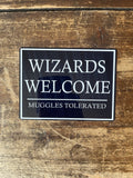Enseigne en métal Wizards Welcome Muggles Tolerated: 11 x 16 pouces