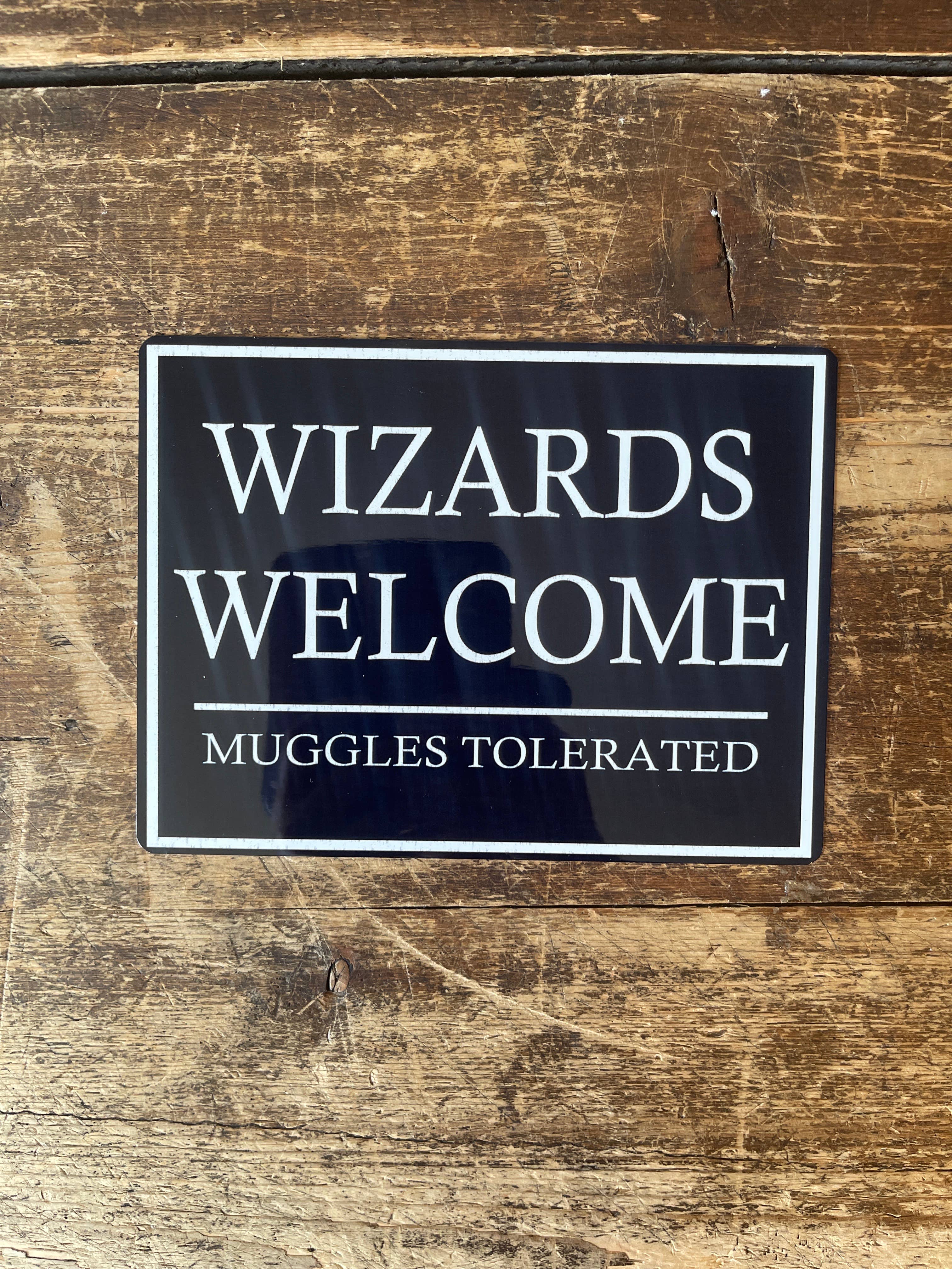 Enseigne en métal Wizards Welcome Muggles Tolerated: 11 x 16 pouces
