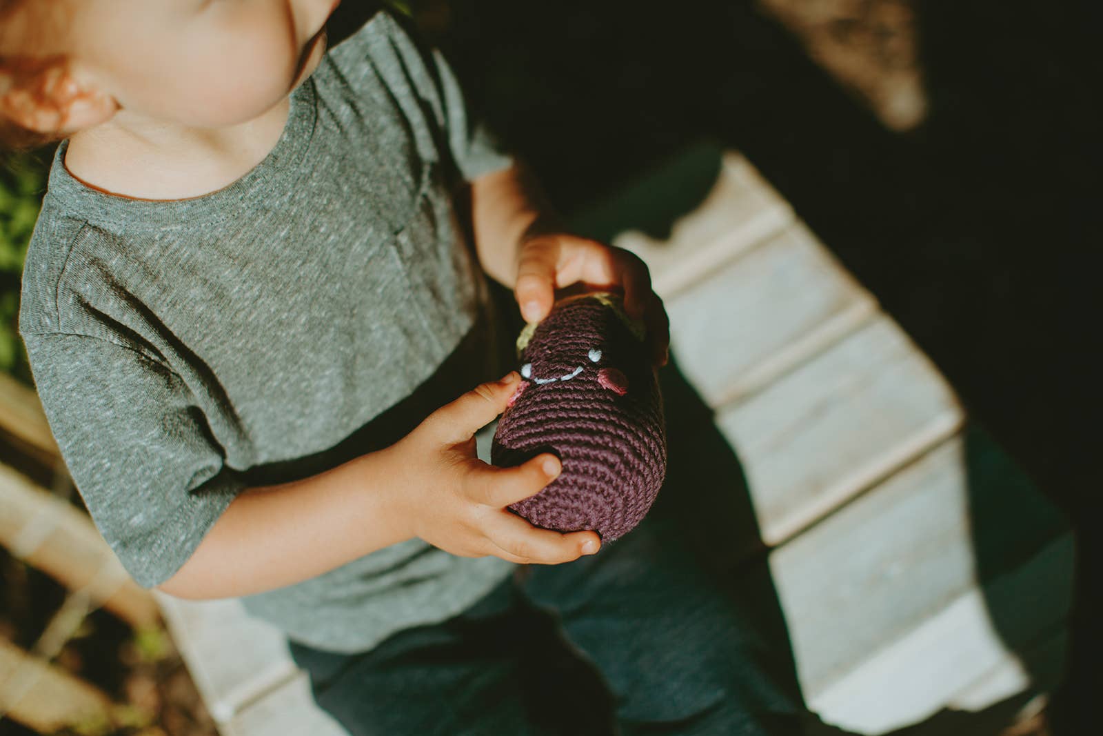 Hochet amical aubergine jouet bébé crochet