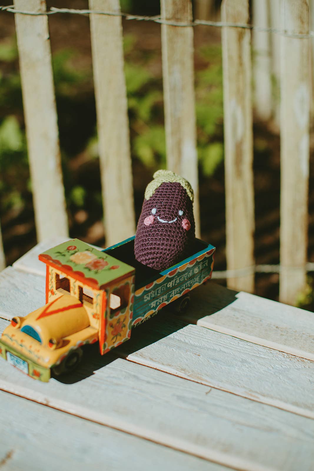Hochet amical aubergine jouet bébé crochet