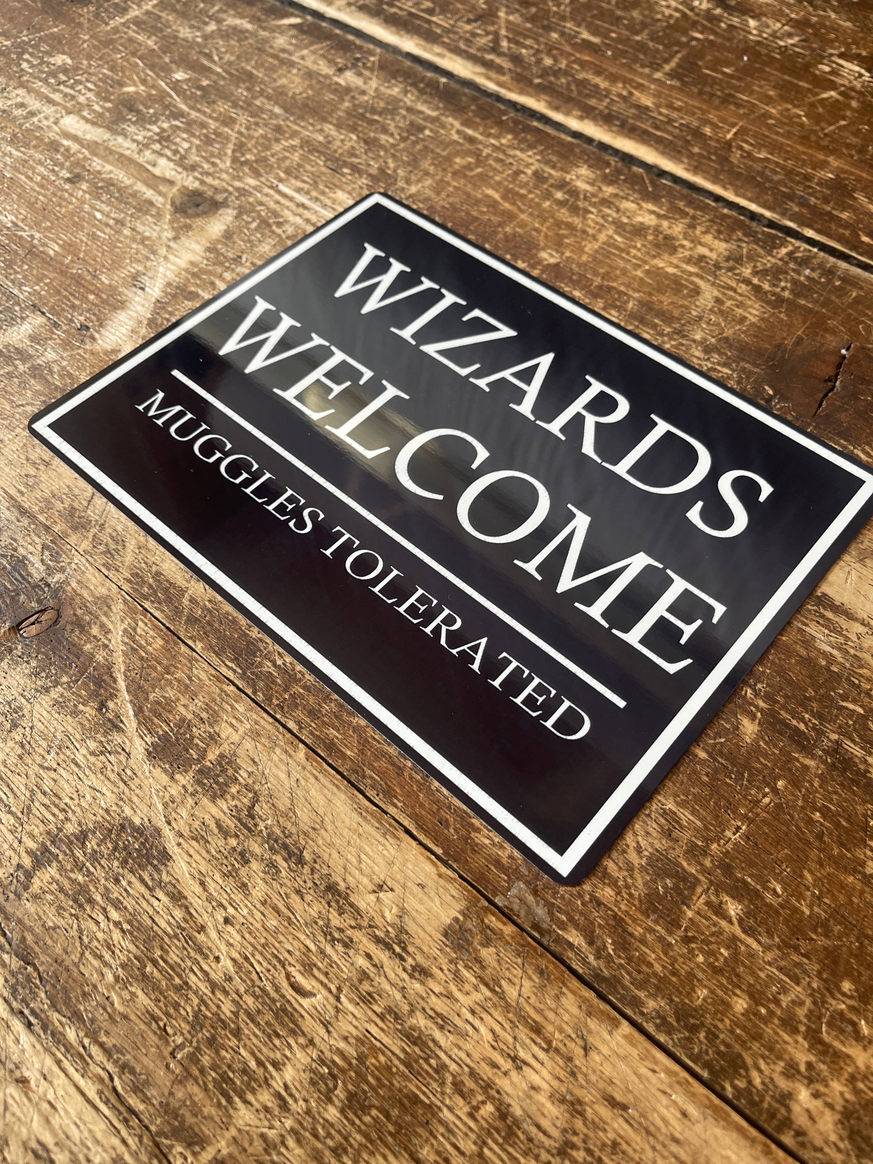 Enseigne en métal Wizards Welcome Muggles Tolerated: 11 x 16 pouces