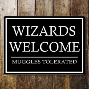 BRITISH METAL SIGNS – Plaque murale « Wizards Welcome – Muggles Tolerated »